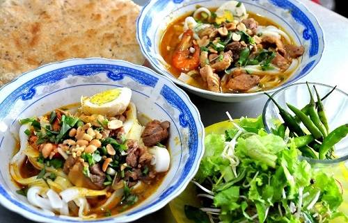 Mì Quảng ăn kèm bánh tráng và rau sống là đúng vị. Ảnh: dulichdanang.