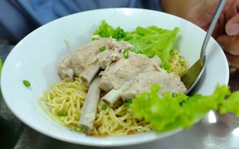 Mì sườn heo hấp dẫn tại quán mì sườn Lò Siêu