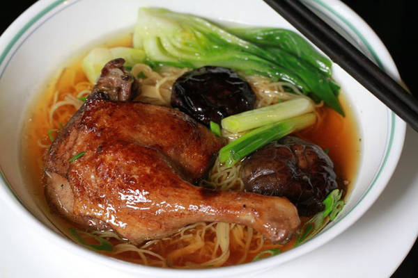 Mì vịt tiềm Sài Gòn với vịt vàng óng và nấm đông cô