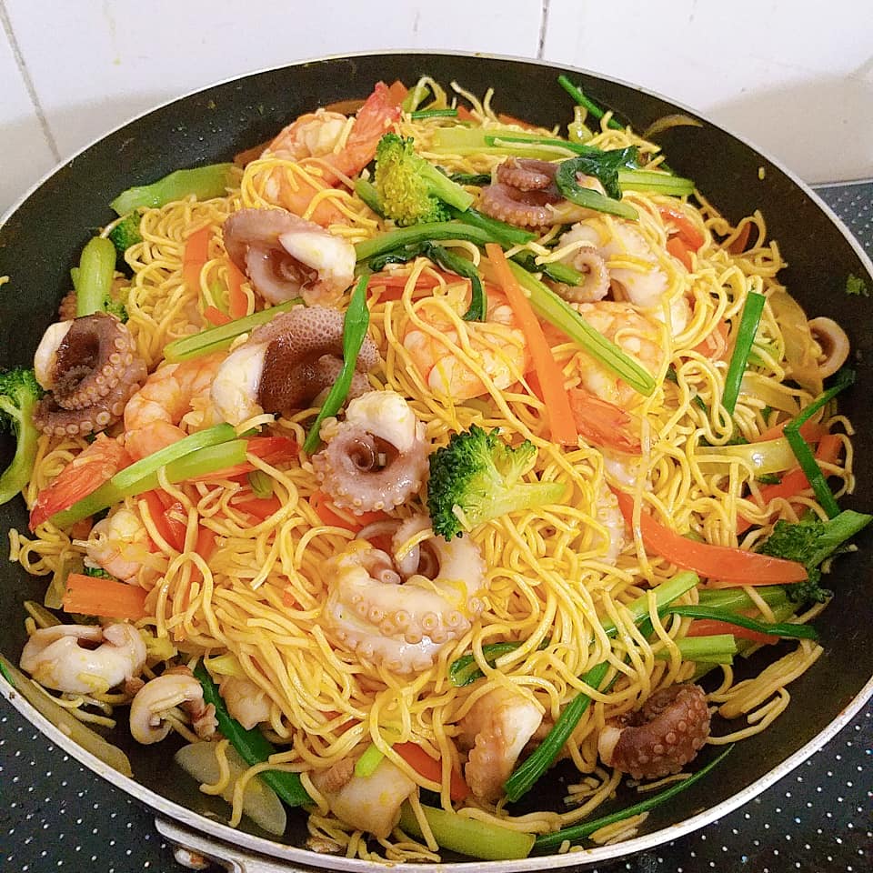 Mì xào hải sản rau củ thơm ngon