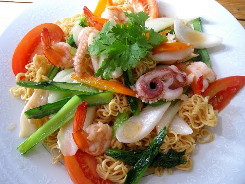 Mì xào hải sản rau củ hoàn thiện
