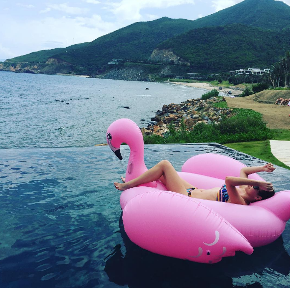 Hồ bơi vô cực sát biển tại resort Nha Trang