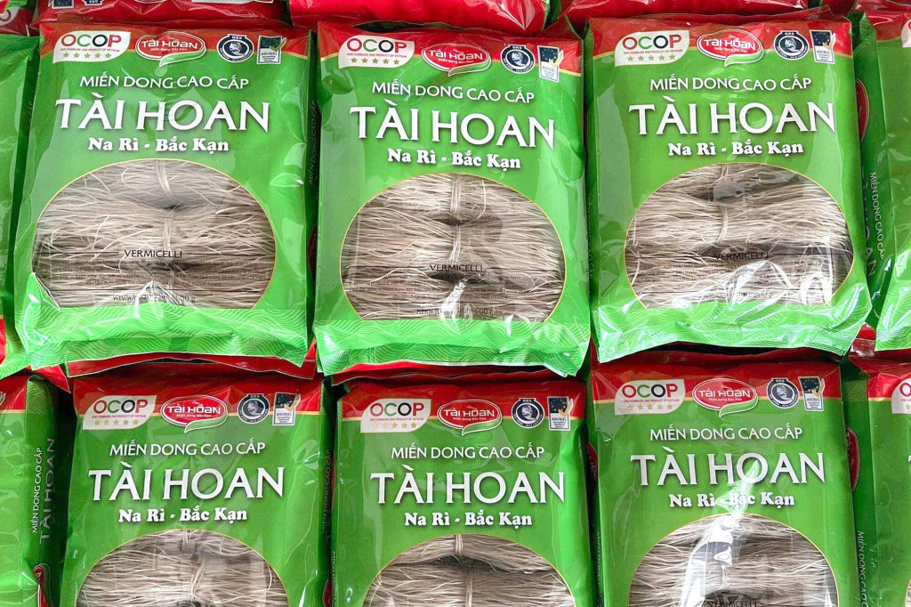 Đóng gói miến dong. Ảnh: UBND tỉnh Bắc Kạn.