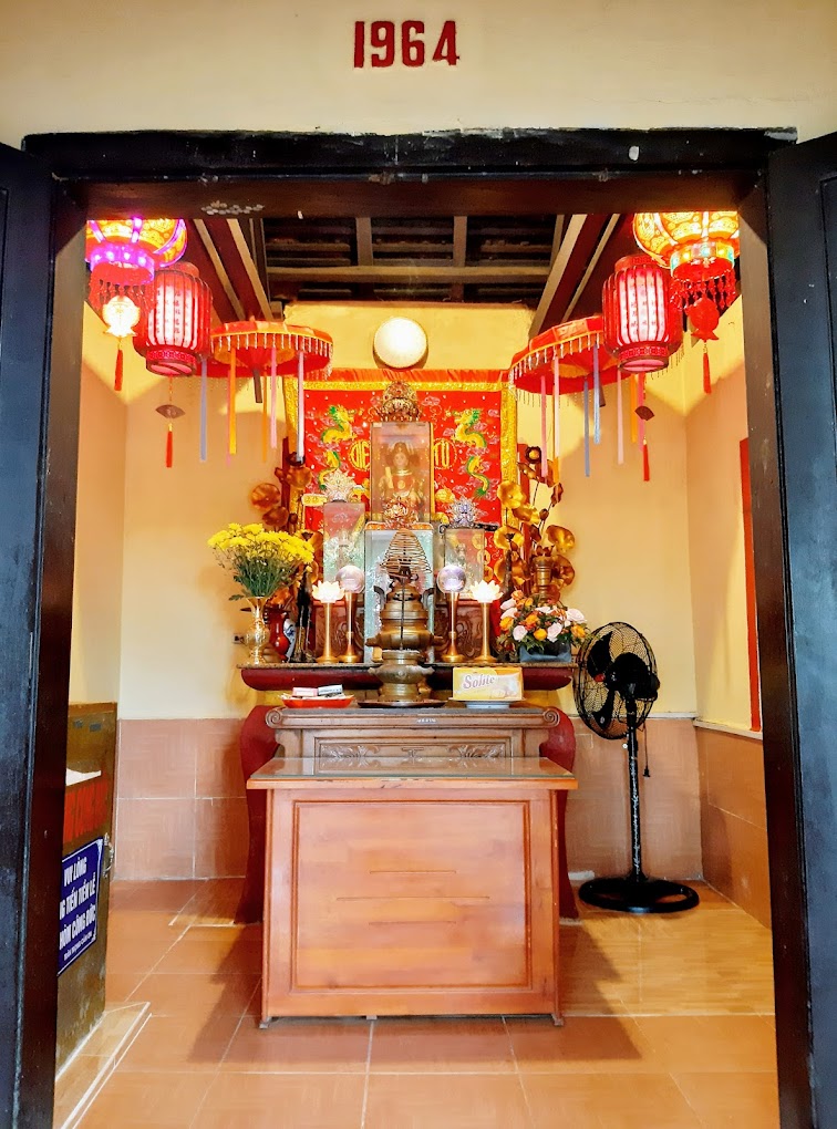Ban thờ bên trong miếu Cậu. Ảnh: Thông Khưu.