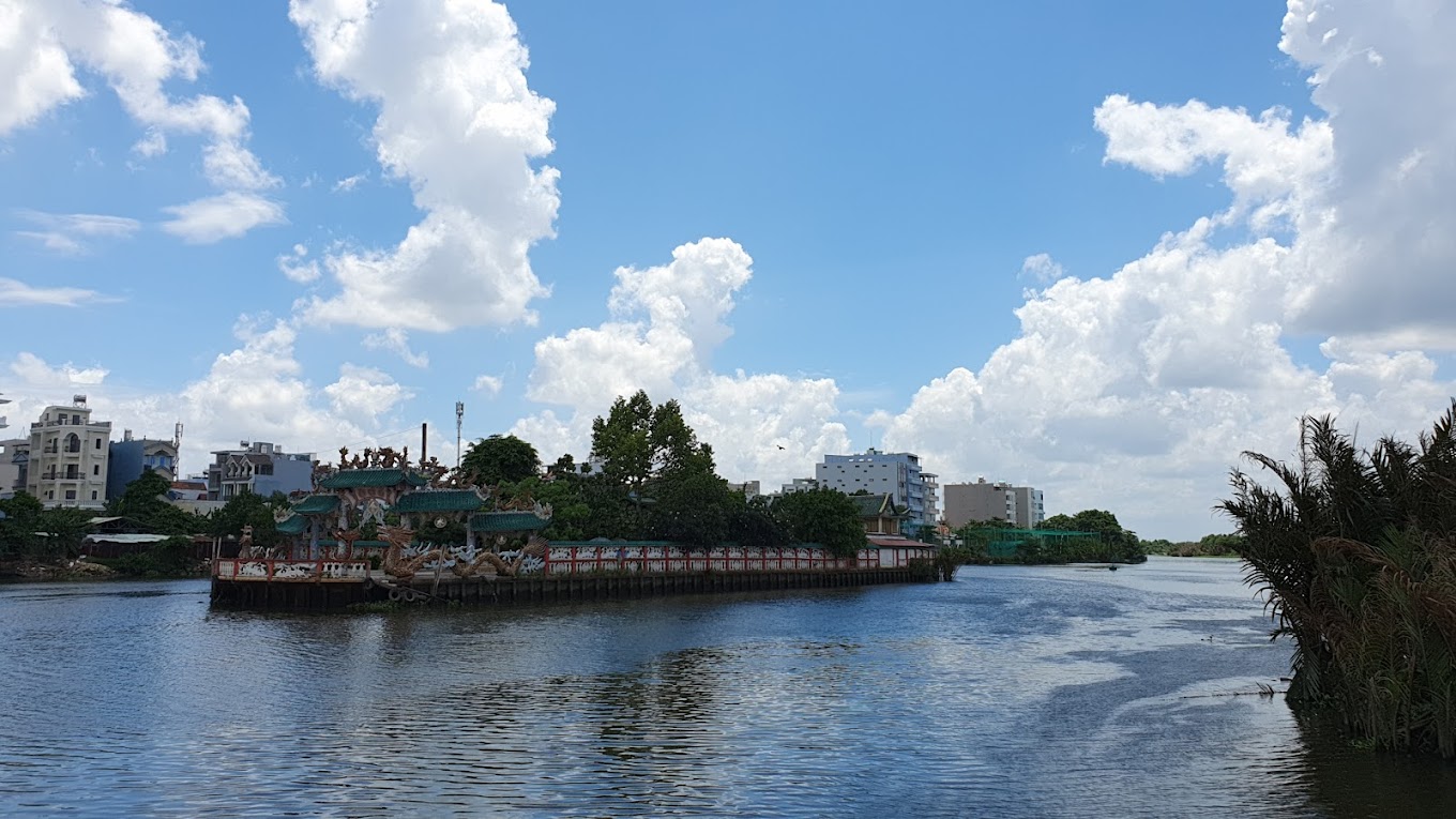 Miếu nằm trên cồn giữa sông.