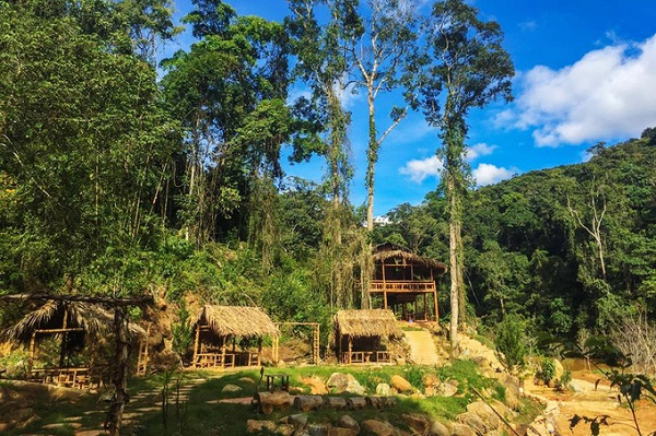 Cách trung tâm thành phố Đà Lạt chưa đầy 10 km, Hoa Sơn Điền Trang nằm sâu trong một thung lũng ngay giữa đèo Tà Nung. Đây là một khu du lịch sinh thái hoạt động từ tháng 12/2017.