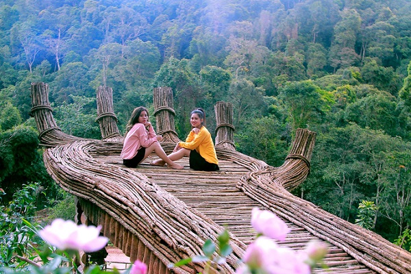 Đối với người sợ độ cao thì đây là một thử thách. Đứng trên bàn tay khổng lồ này, du khách có thể ngắm nhìn toàn khung cảnh núi rừng xanh thẳm bên dưới.