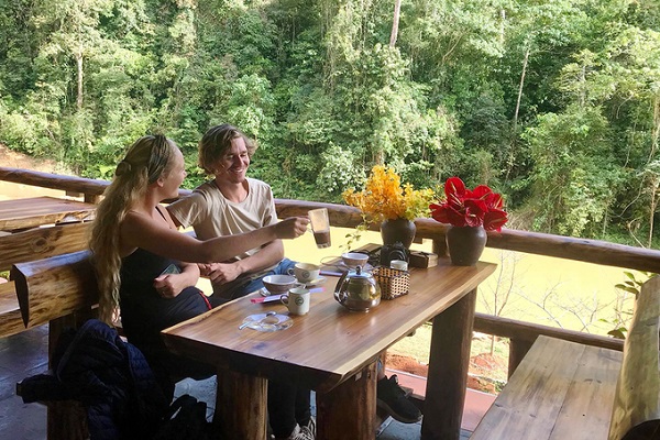 Quán cà phê bên vách núi là điểm dừng chân thích hợp để thư giãn sau hành trình khám phá điền trang này. Thực đơn quán có các món đồ uống đơn giản như: cà phê, cà phê sữa, các loại nước giải khát, nước ép... giá từ 25.000 đồng.