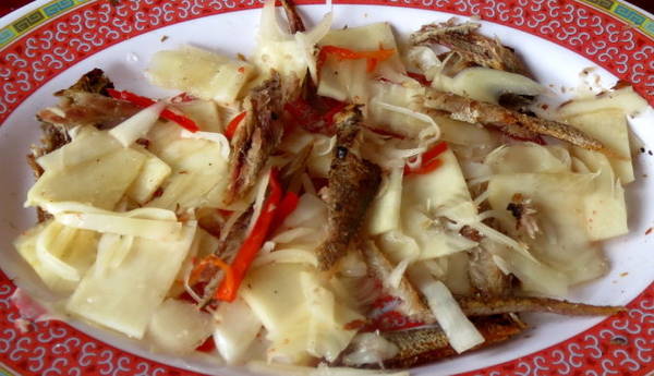 Gỏi cổ hủ khóm miền Tây trộn khô cá lóc - Ảnh: Hoài Vũ