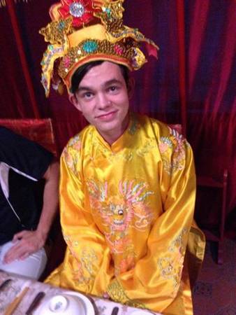 du lịch Đà Nẵng - Levi đang trong vai vua. Ảnh: facebook The Coop.
