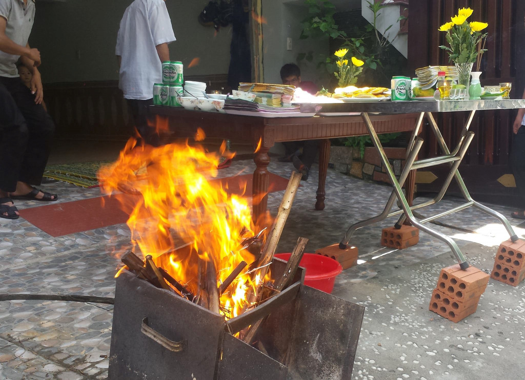 Luôn có bình nước và bếp lửa ngay bàn cúng. Ảnh: toquoc.vn