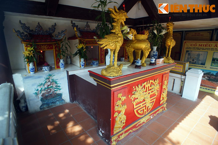 Bên trong miếu Âm Hồn. Ảnh: kienthuc.net.vn