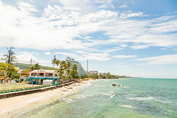 Bờ biển đá tại Miếu Dinh Cậu Phú Quốc