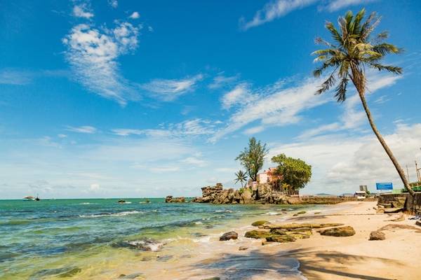 Cách thị trấn Dương Đông vài trăm mét về phía Tây, Dinh Cậu tọa lạc trên một ghềnh đá vươn ra biển, ba bề sóng vỗ. Nơi đây là biểu tượng tâm linh, du lịch của Phú Quốc.