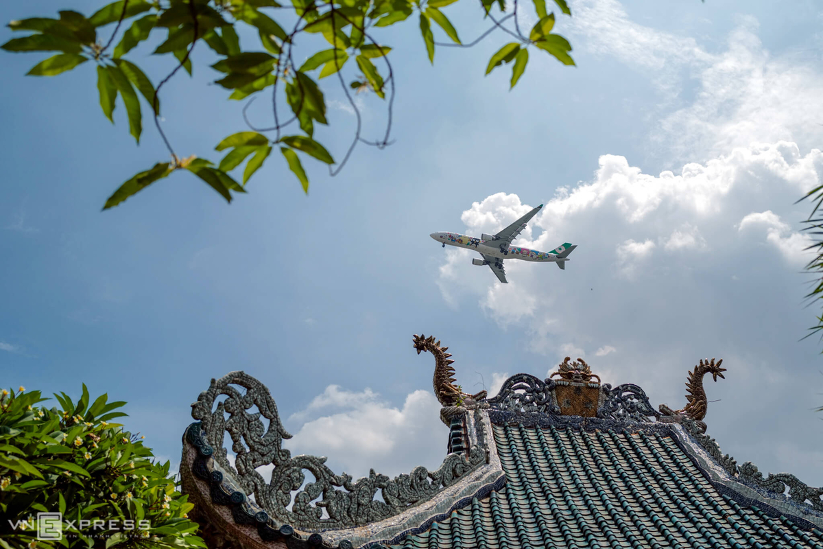 Miếu nổi Sài Gòn nằm dưới đường hạ cánh sân bay
