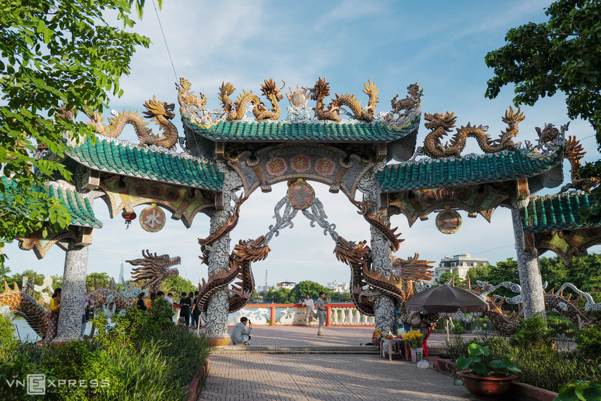 Cảnh rồng từ miếu nổi Sài Gòn nhìn ra sông