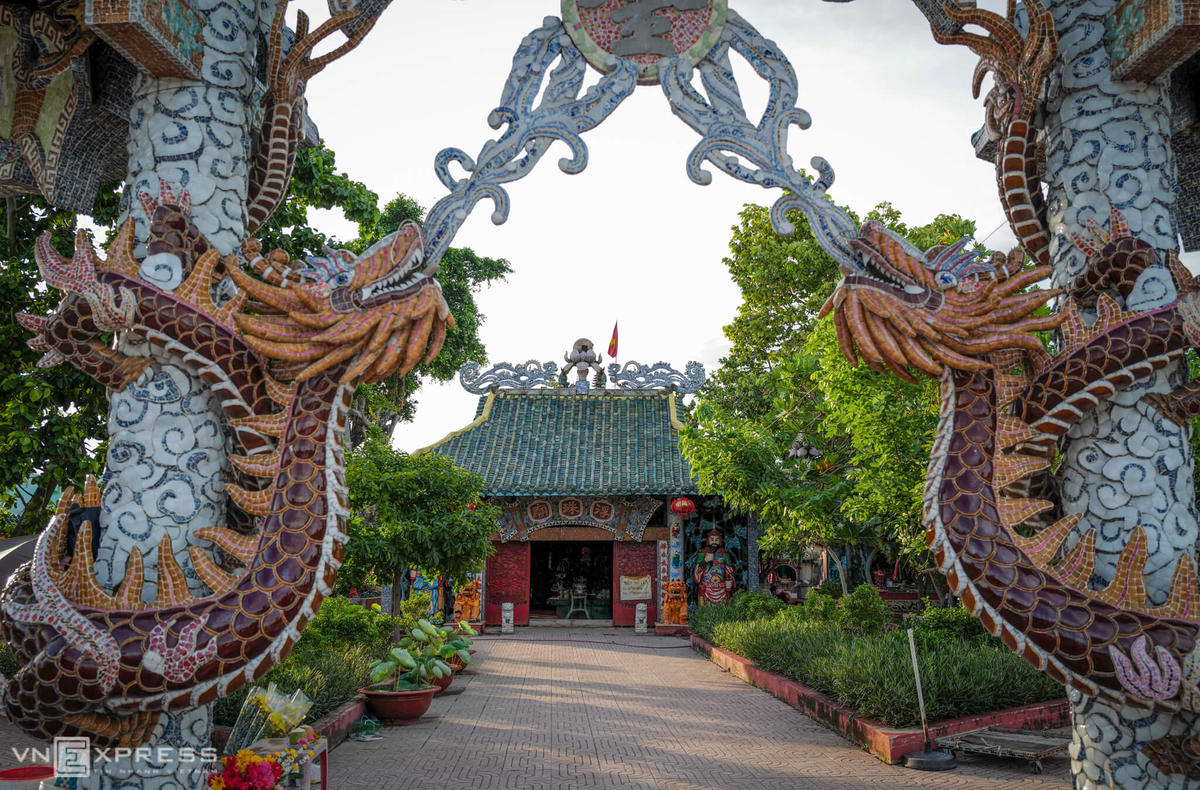 Ngay cổng chính vào miếu là tượng rồng chầu theo thế “lưỡng long tranh châu”.  Sử sách không ghi rõ miếu xây dựng từ khi nào, tuy nhiên theo người dân, ước chừng thời gian dựng miếu vào đầu thế kỷ 19. Tương truyền, một người đàn ông chài lưới trên đoạn sông này đã lưới phải xác một phụ nữ. Ông đem chôn lên cù lao rồi lập một miếu nhỏ để thờ. Từ đó cuộc sống của ông khấm khá hơn. Những người dân, chủ ghe thuyền sau đấy tới đây cầu phúc. Dần dà, họ dựng lên ngôi miếu khang trang thờ Ngũ Hành, Long Mẫu.