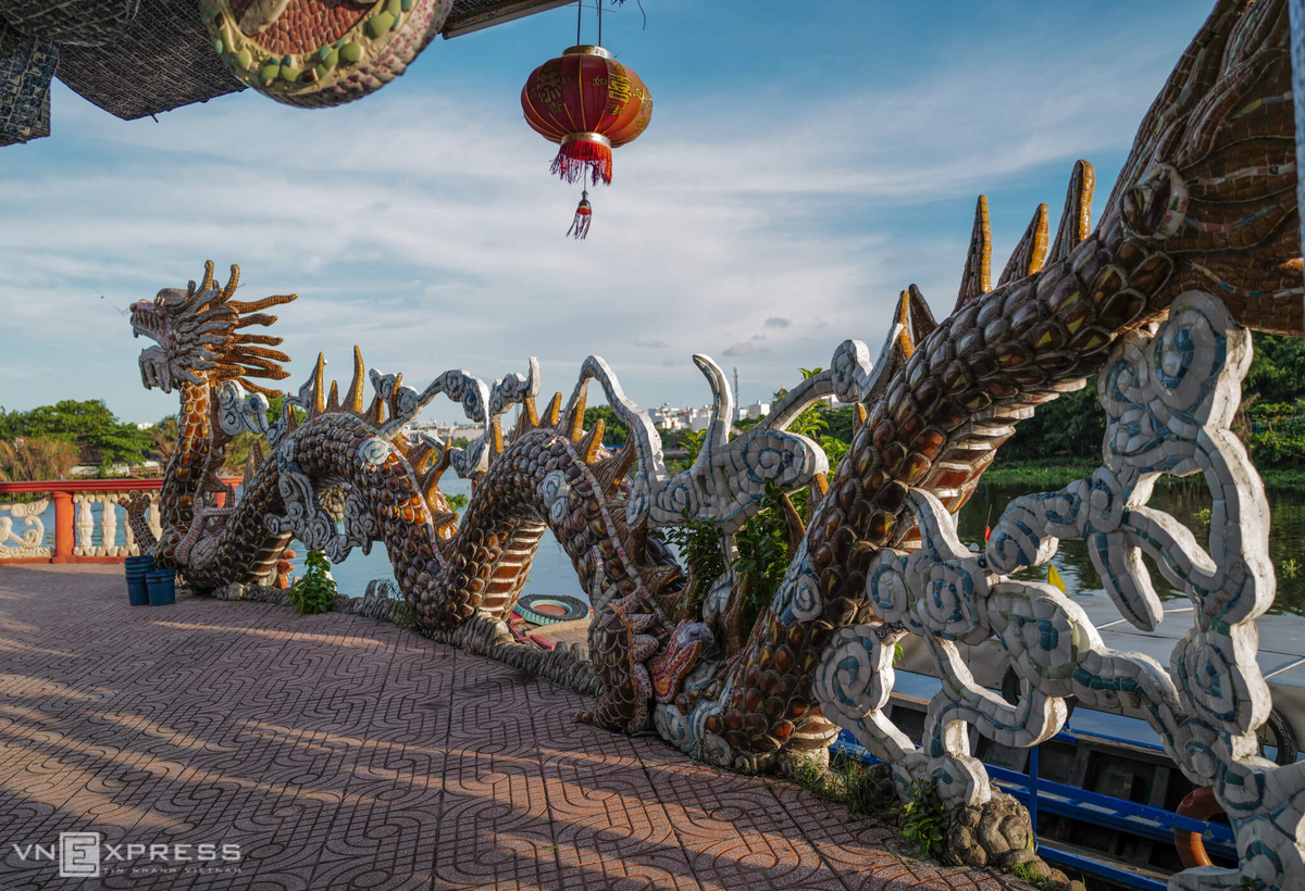 Sảnh miếu cũng có hai con rồng lớn được đắp sứ, theo thế “lưỡng long hí thuỷ”.   Trước năm 1975, đây là điểm hành hương nổi tiếng của người dân Sài Gòn nhưng sau đó gần như bị bỏ hoang. Đến năm 1989, một người Hoa tên Lục Câu bỏ tiền sửa sang, khôi phục. Ngày nay, sau nhiều lần trùng tu, kiến trúc miếu mang đậm nét văn hoá Việt - Hoa và là điểm tham quan nổi tiếng trong thành phố.