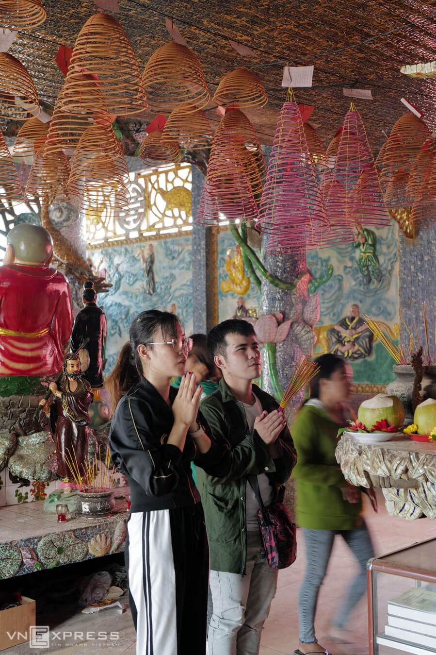 Phần lớn người đến viếng miếu thường cầu tình duyên, con cái và sự bình an.
