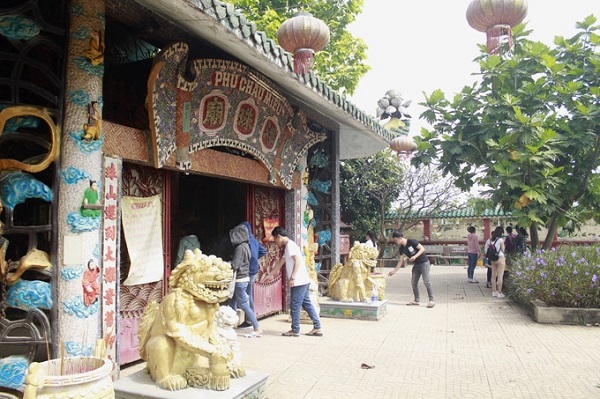 Tương truyền, thế kỷ 18, một người đàn ông chài lưới đã vớt được xác một phụ nữ, ông đem chôn trên cù lao rồi lập một miếu nhỏ để thờ, từ đó cuộc sống khấm khá hơn. Trước năm 1975, đây là điểm hành hương nổi tiếng của người dân Sài Gòn nhưng sau đó gần như bị bỏ hoang. Đến năm 1989, một người Hoa tên Lục Câu bỏ tiền sửa sang, khôi phục lại miếu.