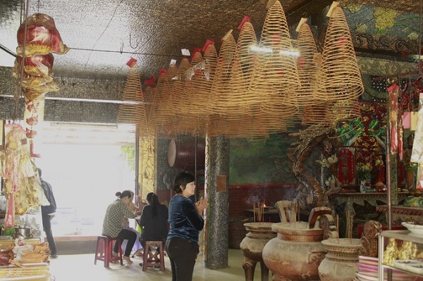Đầu năm, người người kéo nhau đến đây, thắp nhang vòng cầu làm ăn, cầu bình an. Cuối năm, họ đến trả lễ nên những ngày này miếu rất đông người viếng.