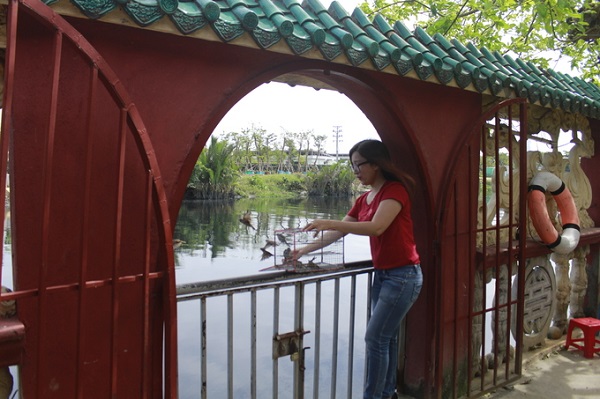 Lễ xong, bạn có thể dừng chân nghỉ ngơi uống nước giải khát dưới tán cây mát rượi sau miếu hoặc mua cá, chim, rùa... phóng sinh.