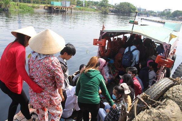 Sông Vàm Thuật bị ô nhiễm bốc mùi hôi thối, tuy vậy cách duy nhất để sang miếu là đi đò ở bến nhỏ cạnh bến phà An Phú Đông. Từ chợ Gò Vấp, bạn chạy xe theo đường Nguyễn Thái Sơn đến cuối đường, rẽ vào đường Trần Báo Giao đến bãi gửi xe vào miếu. Địa hình không mấy thuận tiện, nhưng mỗi ngày vẫn có hàng trăm lượt khách ghé thăm.
