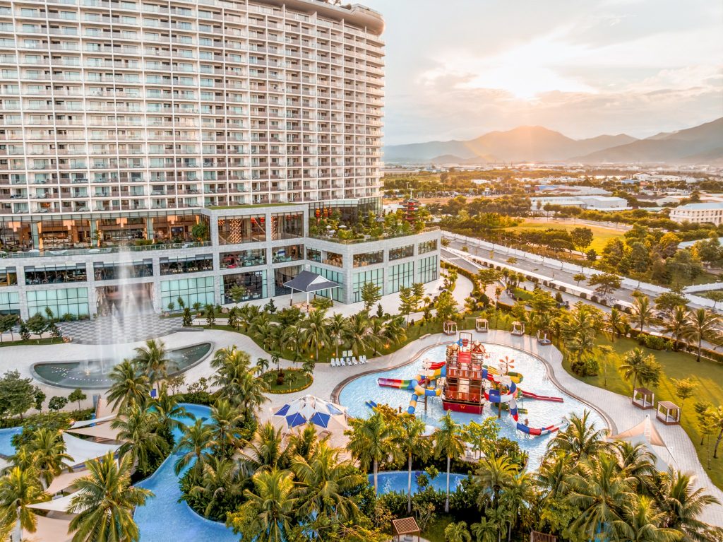 Khuôn viên xanh mát tại resort Đà Nẵng Mikazuki với cụm villa mới