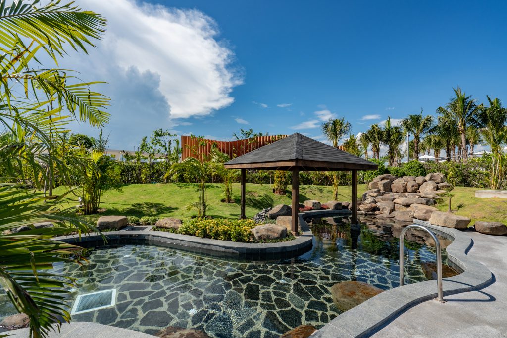 Khu vườn Wabisabi Spa tĩnh lặng tại Minera Hot Springs Bình Châu