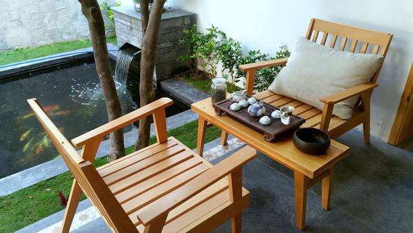 Bàn uống trà ngay phía trước phòng tại Minh House Đà Nẵng