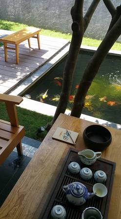 Chỉ với khoảng vài phút đi bộ là có thể tung tăng với những con sóng của bãi biển Mỹ Khê, trải nghiệm những món do tự tay mình nấu với hải sản địa phương tươi sống. 