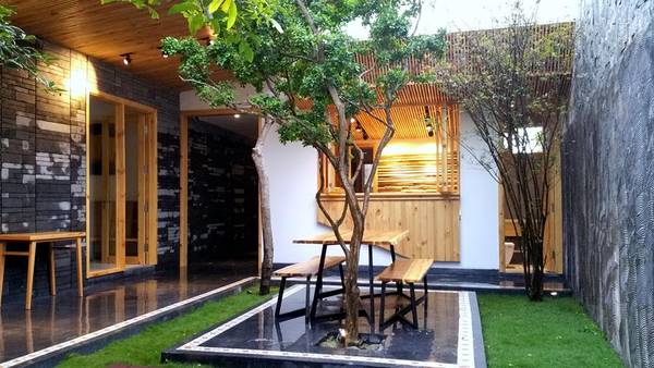 Tách biệt khỏi phố xá ồn ào, Minh House trả lại cho bạn một bầu không khí trong lành, bình yên.  