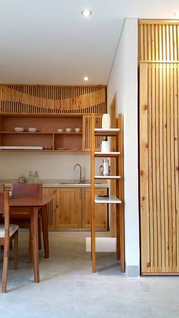 Phòng bếp với đầy đủ dụng cụ nấu ăn.