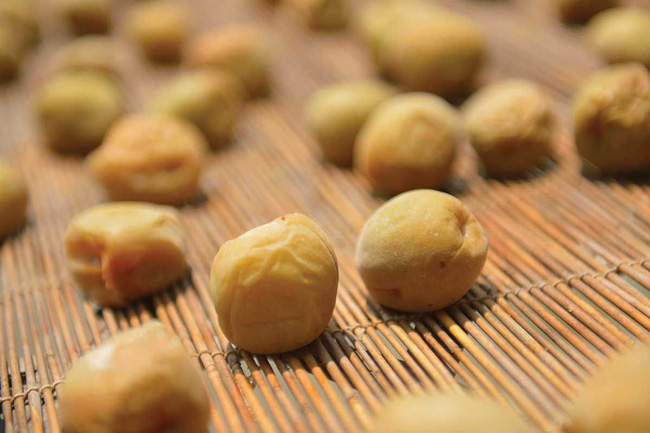 mo-muoi-umeboshi-tu-thuc-qua-mua-he-rieng-danh-dang-vua-chua-quy-toc-den-mon-an-quen-mat-cua-nguoi-binh-dan-ivivu-2 mo-muoi-umeboshi-tu-thuc-qua-mua-he-rieng-danh-dang-vua-chua-quy-toc-den-mon-an-quen-mat-cua-nguoi-binh-dan-ivivu-2