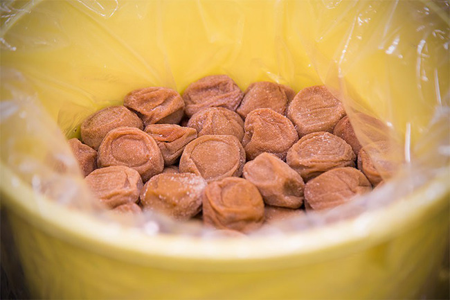 mo-muoi-umeboshi-tu-thuc-qua-mua-he-rieng-danh-dang-vua-chua-quy-toc-den-mon-an-quen-mat-cua-nguoi-binh-dan-ivivu-3 mo-muoi-umeboshi-tu-thuc-qua-mua-he-rieng-danh-dang-vua-chua-quy-toc-den-mon-an-quen-mat-cua-nguoi-binh-dan-ivivu-3