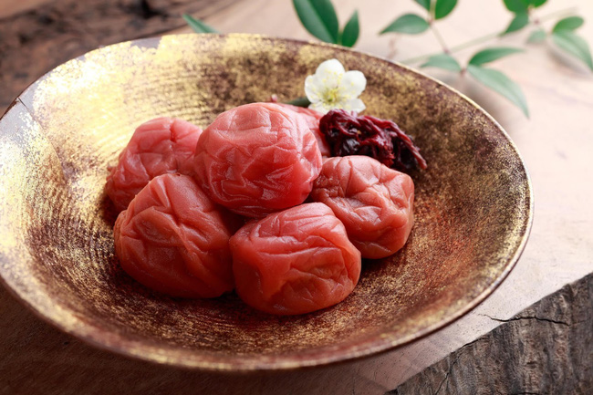 mo-muoi-umeboshi-tu-thuc-qua-mua-he-rieng-danh-dang-vua-chua-quy-toc-den-mon-an-quen-mat-cua-nguoi-binh-dan-ivivu-5 mo-muoi-umeboshi-tu-thuc-qua-mua-he-rieng-danh-dang-vua-chua-quy-toc-den-mon-an-quen-mat-cua-nguoi-binh-dan-ivivu-5