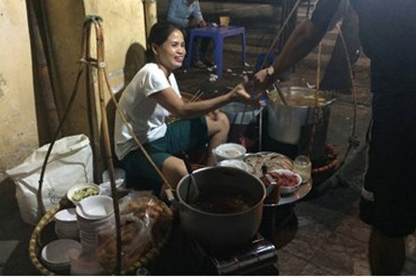 Phở gánh Hàng Chiếu món ngon vỉa hè Hà Nội