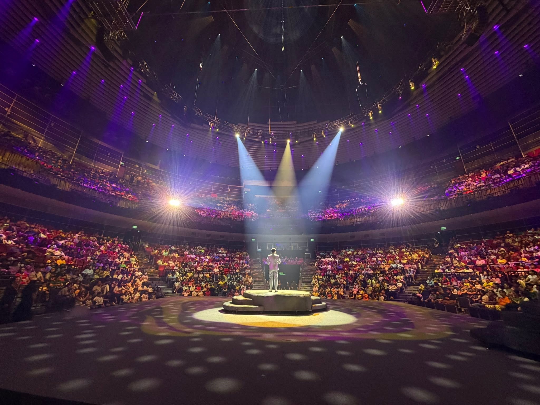 Sân khấu hoành tráng của show diễn nghệ thuật xiếc rối Mơ Show