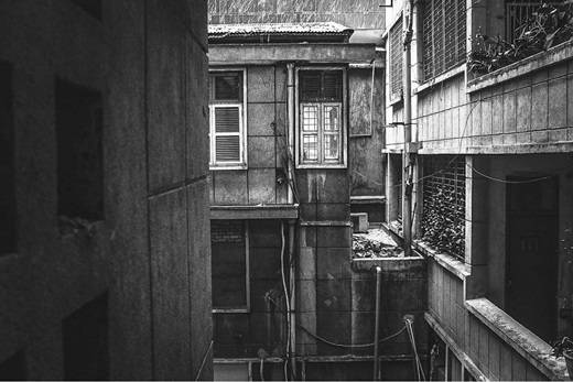 Chung cư cũ Sài Gòn mang vẻ ma mị trong một thoáng