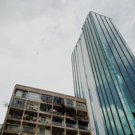 Chung cư cũ Sài Gòn đặt cạnh tòa nhà Saigon Times Square hiện đại