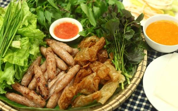 Nem nướng Nha Trang Hơi giống nem lụi Đà Nẵng, nhưng món nem nướng Nha Trang có sự khác biệt trong đồ ăn kèm và nước tương để chấm. Nem nướng thường được bày trong mẹt, cùng bánh tráng chiên giòn, các loại rau sống. Thực khách cuốn nem bún, rau, đồ chua trong bánh tráng, chấm với tương có đủ vị chua cay, mặn ngọt được chế biến từ hơn 20 loại gia vị. Thành phần chính gồm nếp dẻo, đỗ tương, cà chua, tôm, thịt nạc, gan lợn xay nhuyễn trộn với đường, tỏi, ớt... Một phần nem có giá từ 35.000 đồng, được bán ở đường Huỳnh Thúc Kháng.