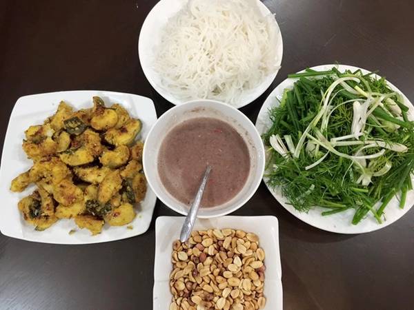 Chả cá Lã Vọng Đây là món ăn nổi tiếng của Hà Nội, làm từ cá lăng, chắt thịt và thấm gia vị, thơm mùi nghệ. Cá ngon là ăn giòn ở bề cạnh nhưng mềm ở phần giữa. Mắm tôm là gia vị đặc biệt của món này, nhiều du khách, nhất là khách nước ngoài không ăn được thì có thể chọn loại nước chấm khác. Một suất chả cá cho hai người ăn có giá 200.000 đồng, được bán ở quán ăn Bắc trên đường Hàm Nghi, quận Thanh Khê.
