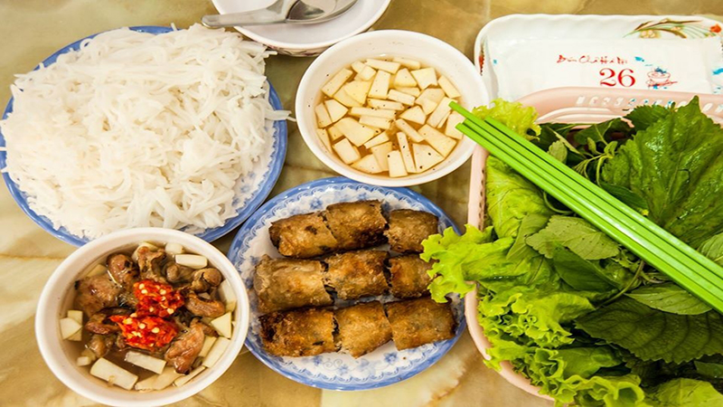 Một mâm bún chả hấp dẫn - món ăn đường phố Hà Nội
