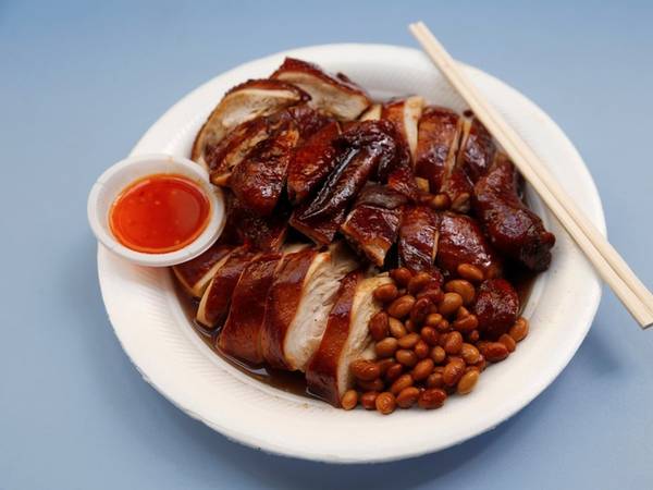 Gà quay phết sốt đậu tương - món ăn đường phố Singapore có nguồn gốc từ miền Bắc Trung Quốc. Lớp da gà màu đậm và bóng, miếng thịt được cắt vừa ăn và luôn đi kèm đĩa tương ớt cho khách thưởng thức.