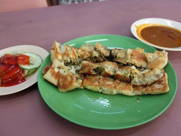 Murtabak - món ăn đường phố Singapore kiểu Ấn Độ. Món ăn làm từ bột, bên trong có nhân thịt cừu xay, trứng và hành, thường đi kèm tô cà ri để chấm.