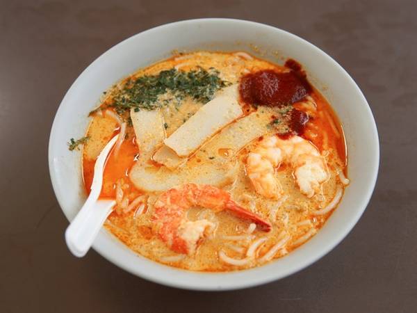 Laksa - món ăn đường phố Singapore với nước dùng dừa cay nồng. Món súp làm từ mì gạo cùng nhiều loại hải sản, nước dùng từ dừa và các hương liệu có vị cay.