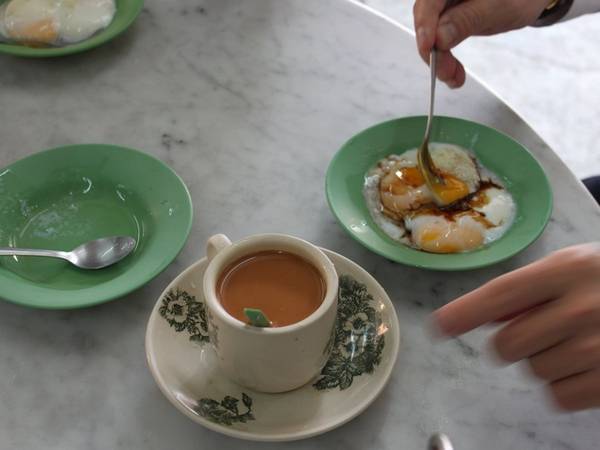 Bánh nướng kaya - món ăn đường phố Singapore dùng bữa sáng. Bánh được nướng trong lò than, ăn kèm kaya (mứt dừa làm từ dừa, sữa và đường) cùng tách cà phê và trứng luộc lòng đào.