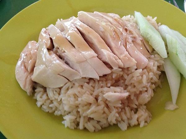 mon-an-duong-pho-hut-khach-o-singapore-iviCơm gà là món nổi tiếng của Singapore. Đầu tiên, gà được luộc trong nước sôi đã có nêm gia vị. Sau đó, cơm nấu từ nước luộc gà. Hương vị của món ăn đơn giản mà vẫn đậm đà, cuốn hút.