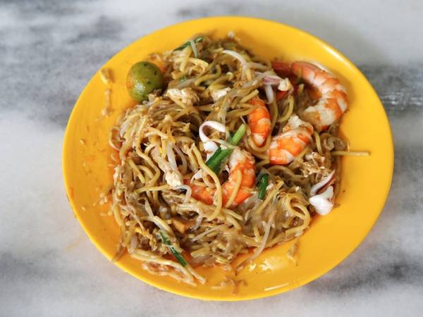 Mì trộn không có nước dùng. Món ăn này làm từ mì gạo hoặc mì trứng nấu trong nước dùng hải sản, thêm tôm, mực, thịt heo và mỡ. Người Singapore thường cho thêm sốt ớt để kích thích vị giác khi thưởng thức món ăn.
