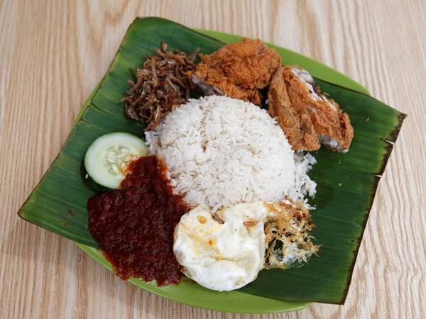 Nasi lemak là món cơm Malay, nấu cùng nước cốt dừa và lá dứa thơm. Món nasi lemak thường được ăn kèm với cá cơm, lạc, ớt, thịt hay cà ri.